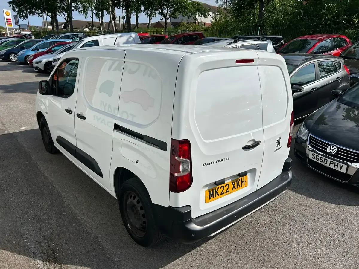Begagnad Peugeot Partner 131 HK (96 kW) 2022 Vit Minibuss