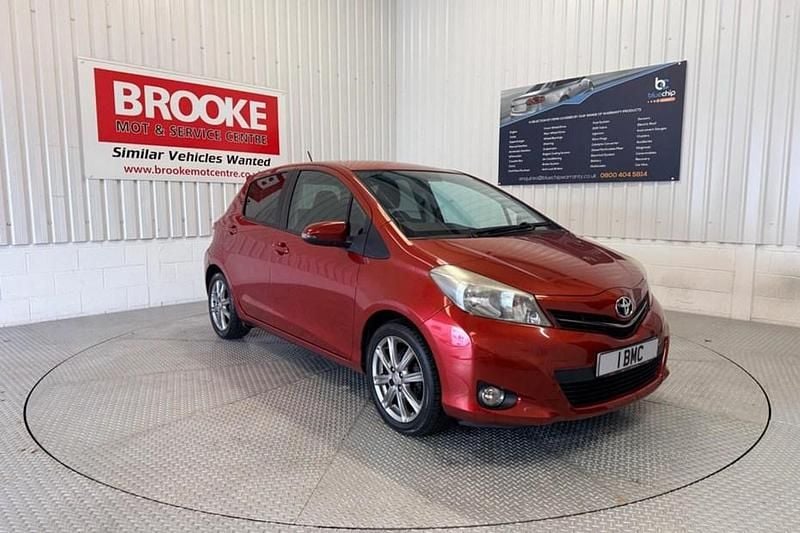 Used Toyota Yaris SR 99 HP (72 kW) 2012 Red Hatchback
