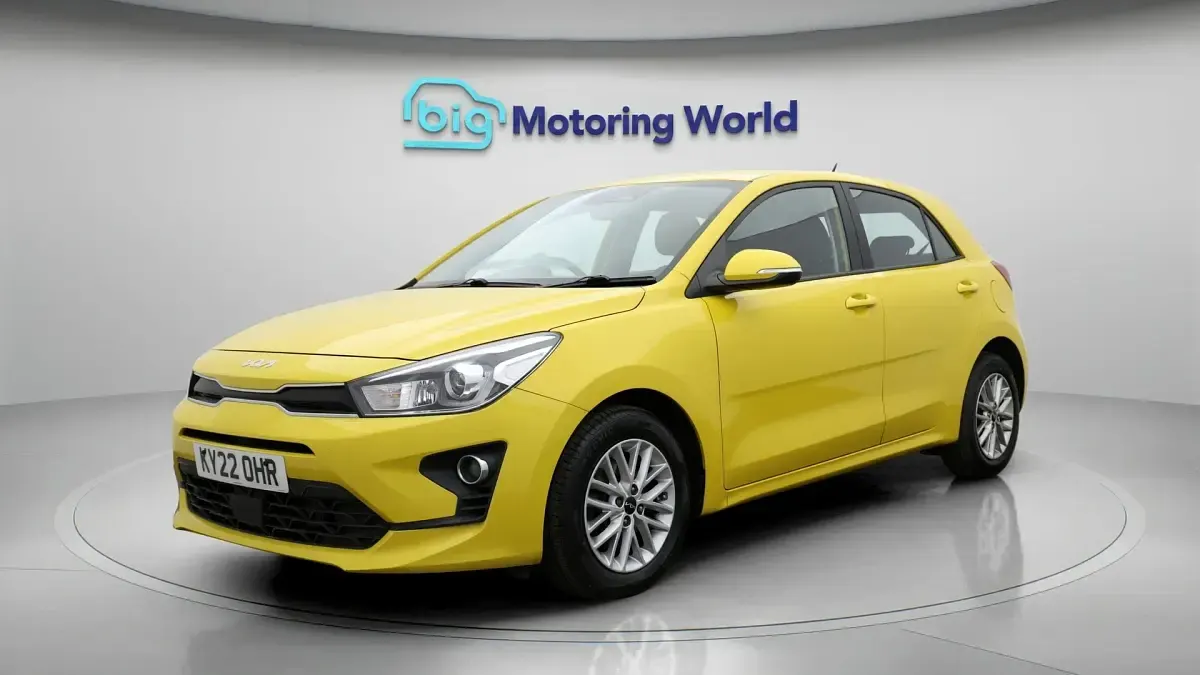 Used Kia Rio 101 HP (74 kW) 2022 Yellow Hatchback