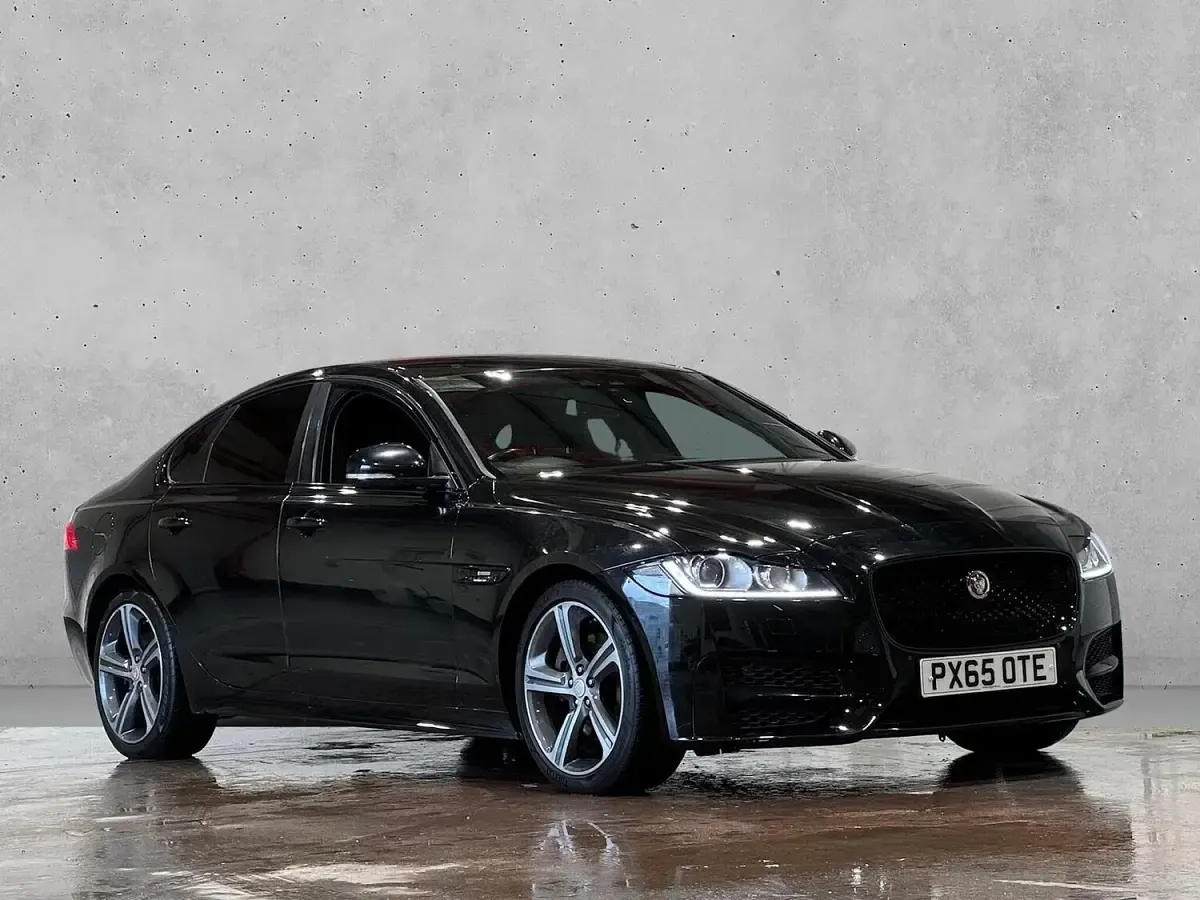 Usado Jaguar XF R-Sport 180 HP (132 kW) 2015 Preto Sedan