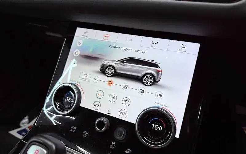 Used Land Rover Range Rover evoque SE Dynamic 182 HP (133 kW) 2019 Red SUV
