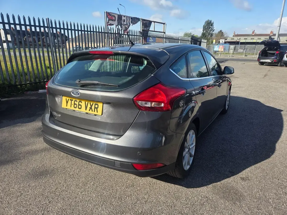 Begagnad Ford Focus Titanium 120 HK (88 kW) 2016 Grå Halvkombi