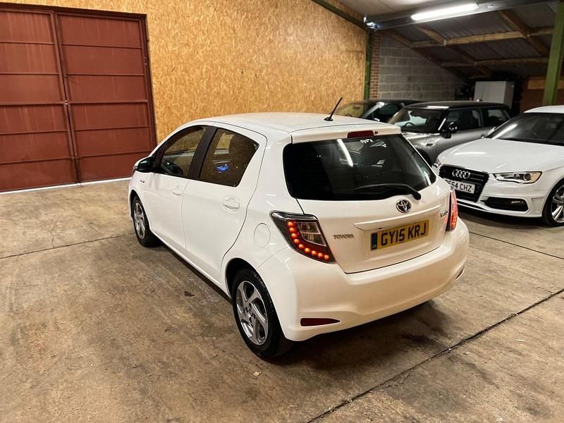 Used Toyota Yaris Hybrid 2015 White Hatchback