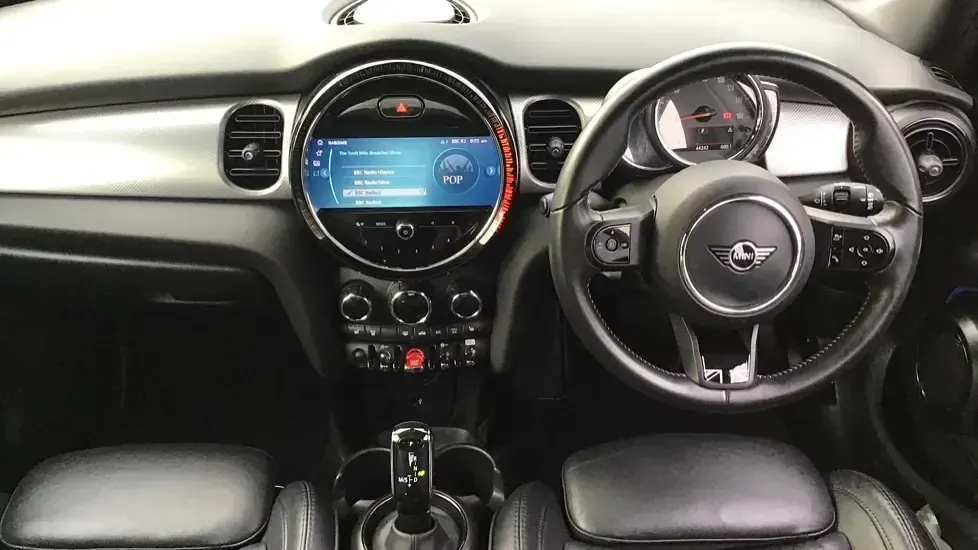 Usado Mini Cooper Exclusive 134 CV (98 kW) 2022 Gris Utilitario