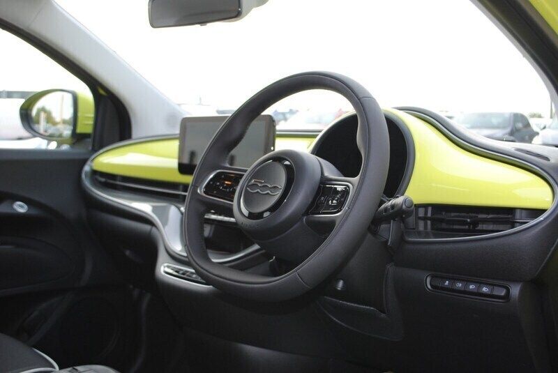 Used Fiat 500e 86 kW (118 HP) 2024 Green Hatchback