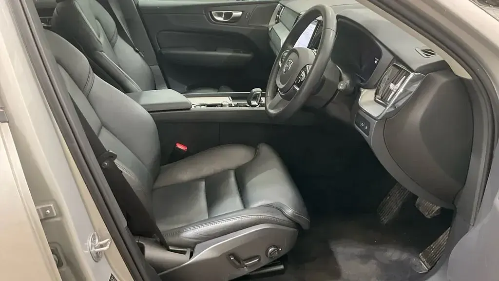 Used Volvo XC60 Plus 350 HP (257 kW) 2023 Silver SUV