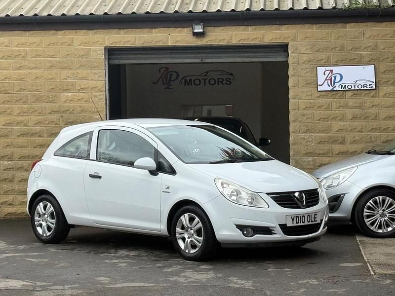 Used Vauxhall Corsa 64 HP (47 kW) 2010 White Hatchback