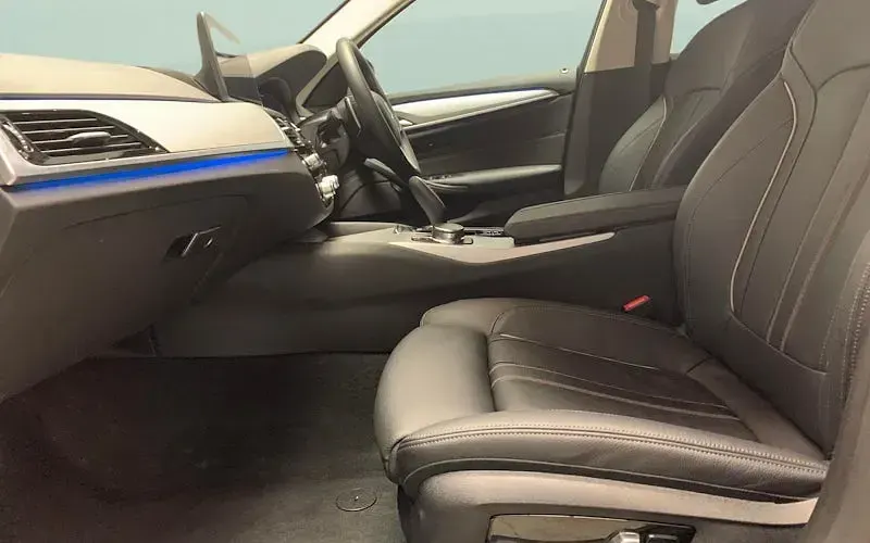 Usado BMW 530e Comfort Edition 292 HP (214 kW) 2023 Cinzento Sedan