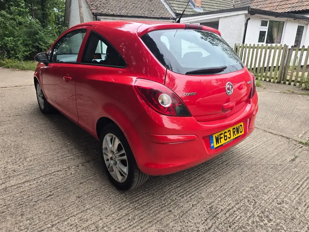 Used Vauxhall Corsa 73 HP (53 kW) 2013 Red Hatchback