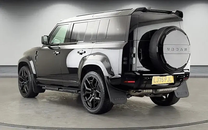 Used Land Rover Defender HSE Dynamic 350 HP (257 kW) 2025 Santorini black SUV