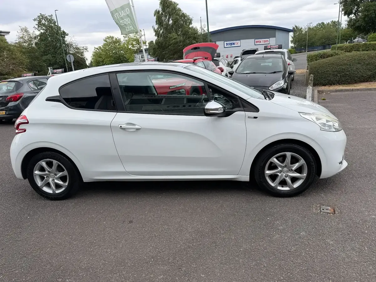 Used Peugeot 208 Style 82 HP (60 kW) 2014 White Hatchback