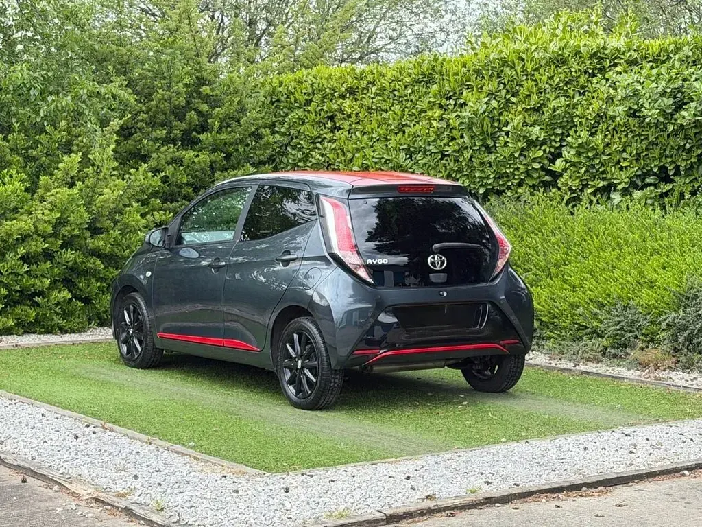Begagnad Toyota Aygo x-press 68 HK (50 kW) 2018 Grå Halvkombi
