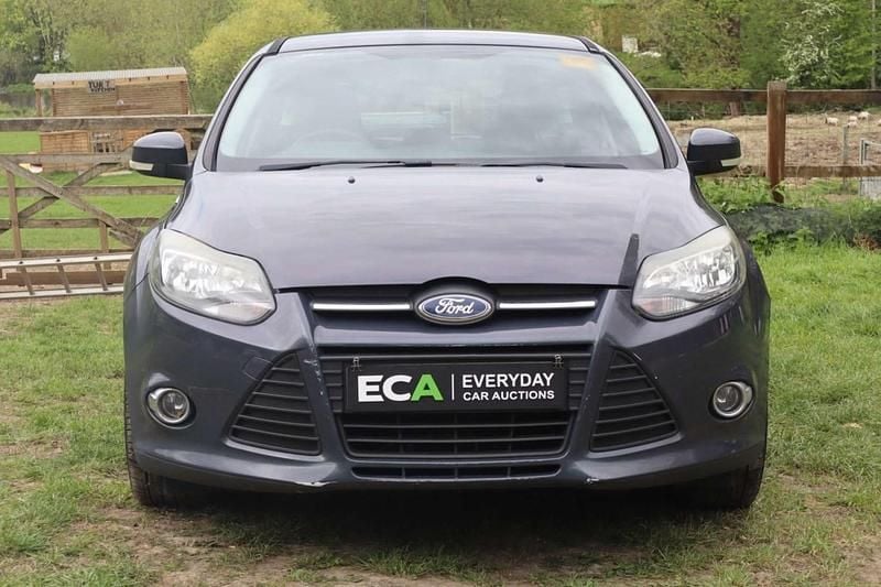 Used Ford Focus Zetec 125 HP (91 kW) 2012 Grey Hatchback