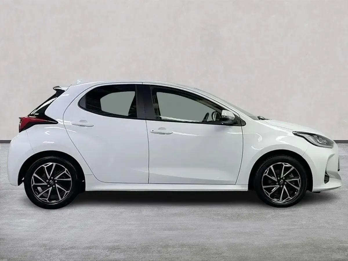 Used Toyota Yaris Hybrid Design 116 HP (85 kW) 2022 White Hatchback
