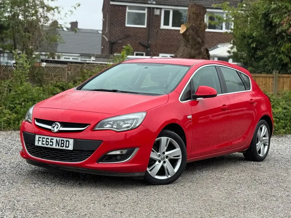 Begagnad Vauxhall Astra SRi 140 HK (102 kW) 2015 Röd Halvkombi