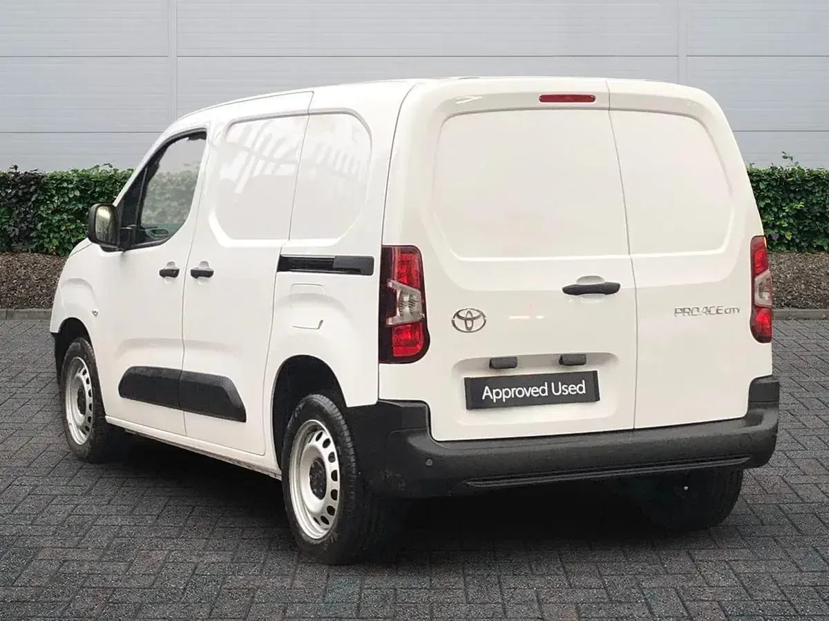 Used Toyota Proace Active 120 HP (88 kW) 2025 White MPV