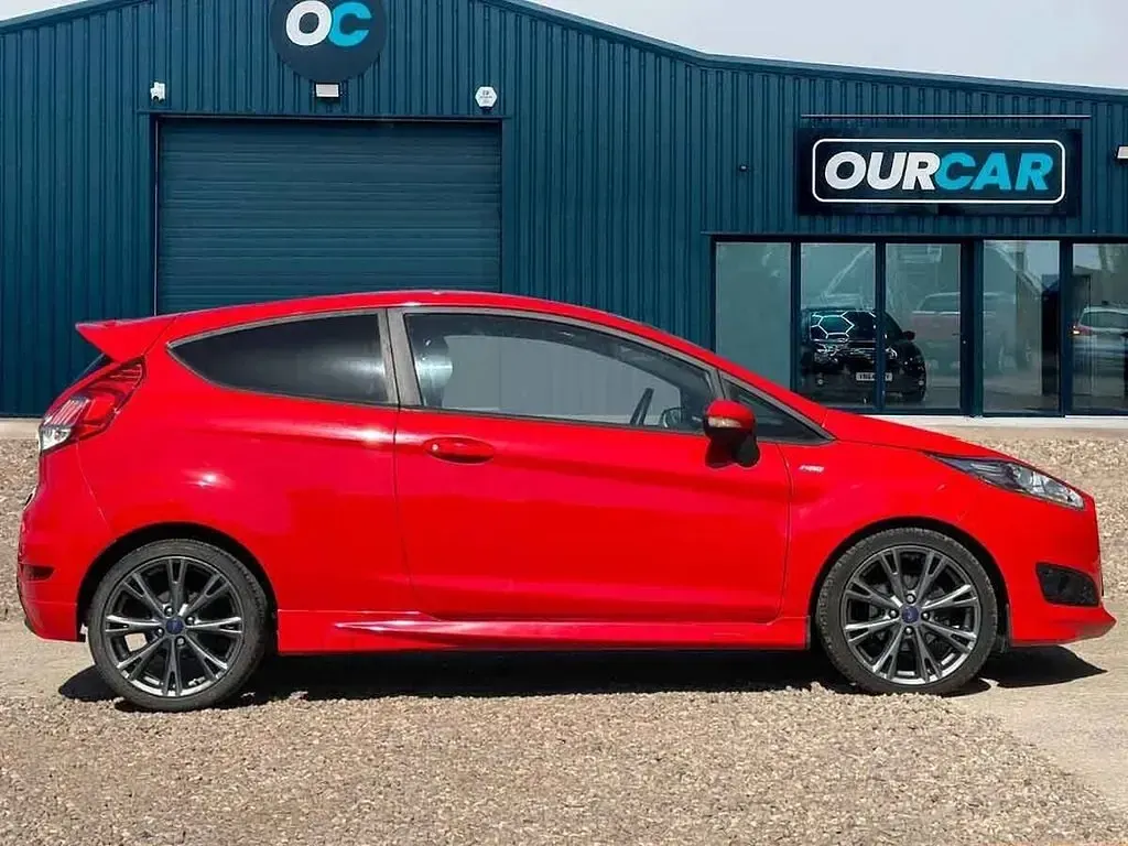 Usado Ford Fiesta ST-Line 140 HP (102 kW) 2017 Vermelho Citadino