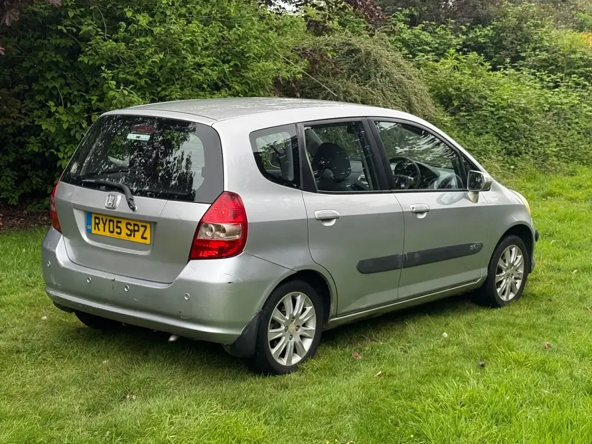 Used Honda Jazz SE 83 HP (61 kW) 2005 Silver Hatchback