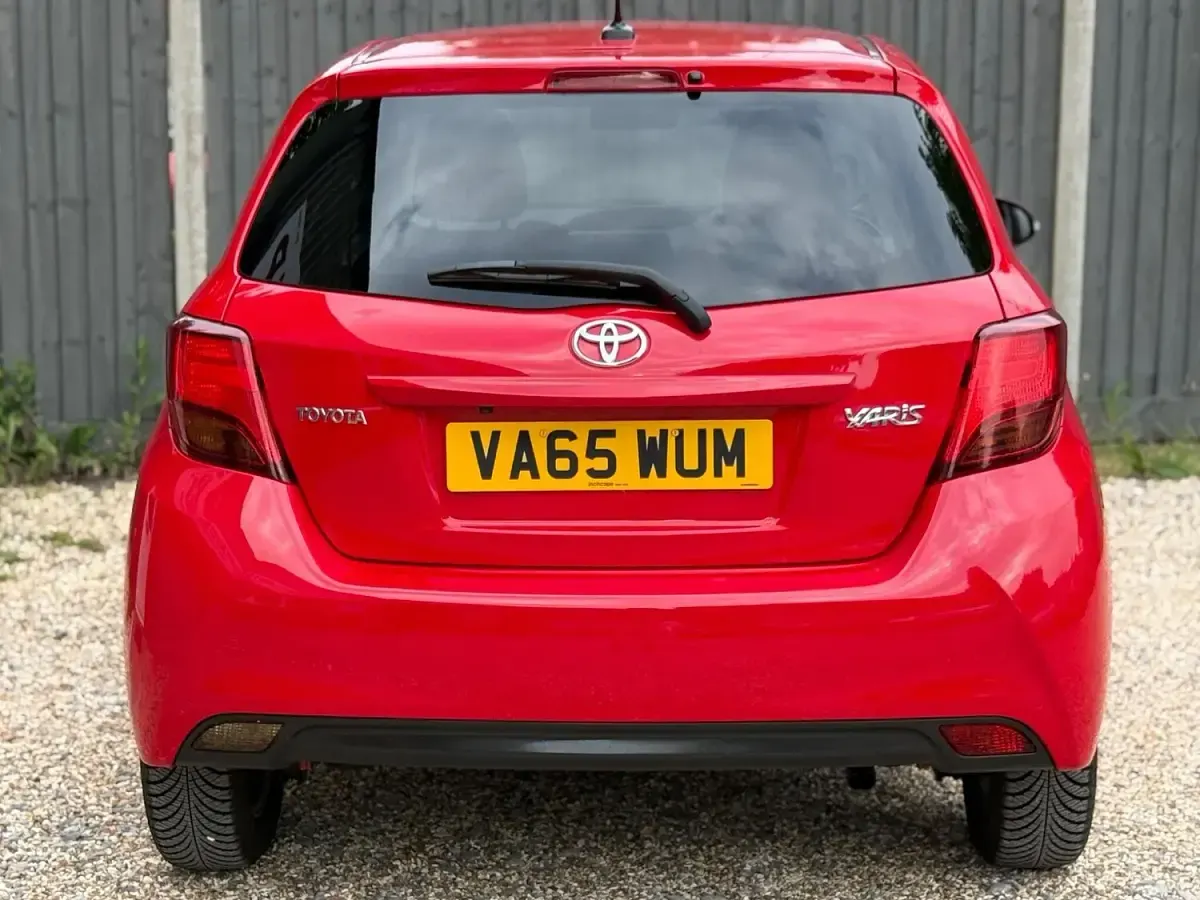 Used Toyota Yaris 99 HP (72 kW) 2016 Red Hatchback