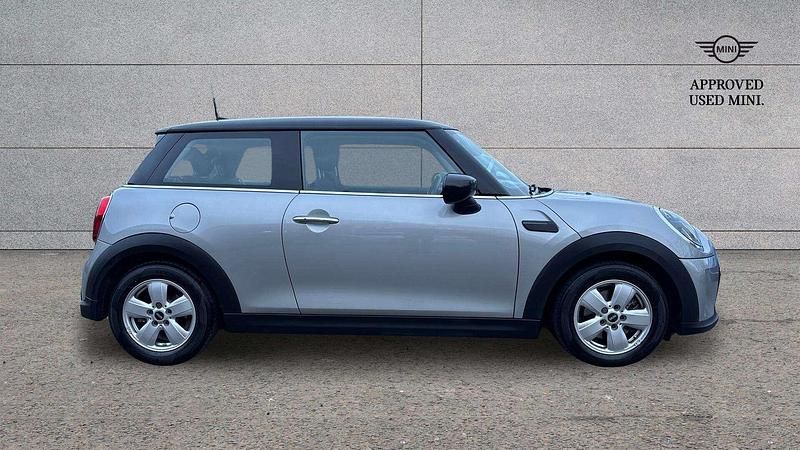 Usado Mini Cooper Classic 134 HP (98 kW) 2023 Prateado Citadino