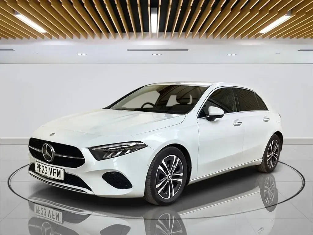 Begagnad Mercedes A180 Executive 2023 Vit Halvkombi