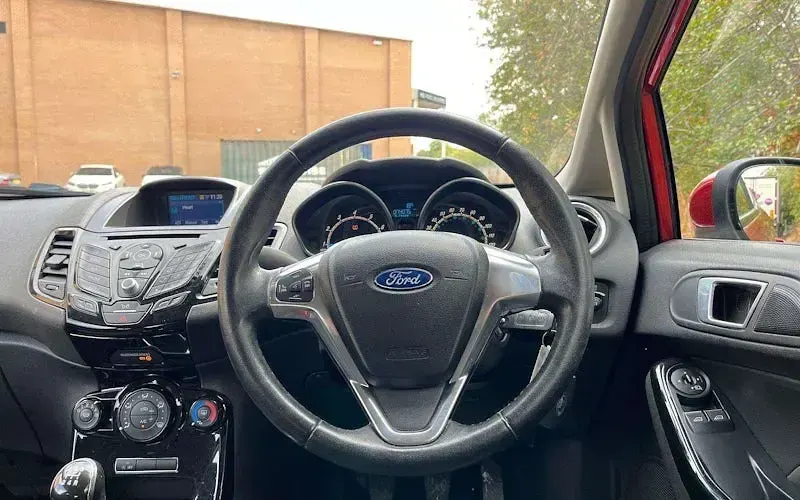 Used Ford Fiesta Zetec 101 HP (74 kW) 2016 Red Hatchback