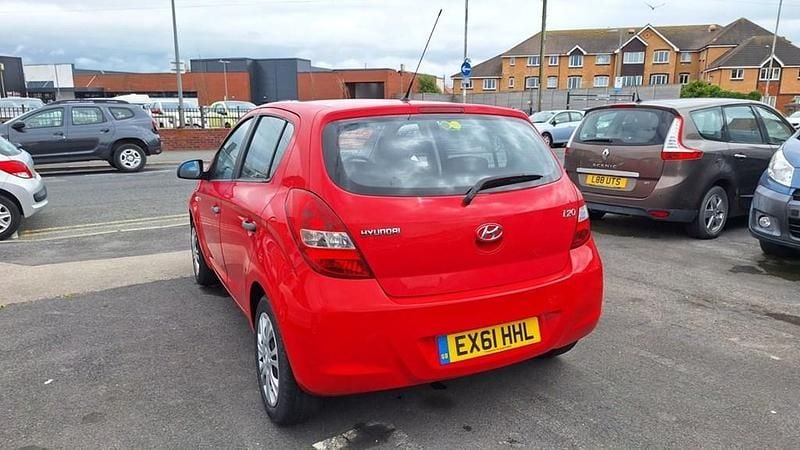 Used Hyundai i20 Classic 77 HP (56 kW) 2011 Red Hatchback