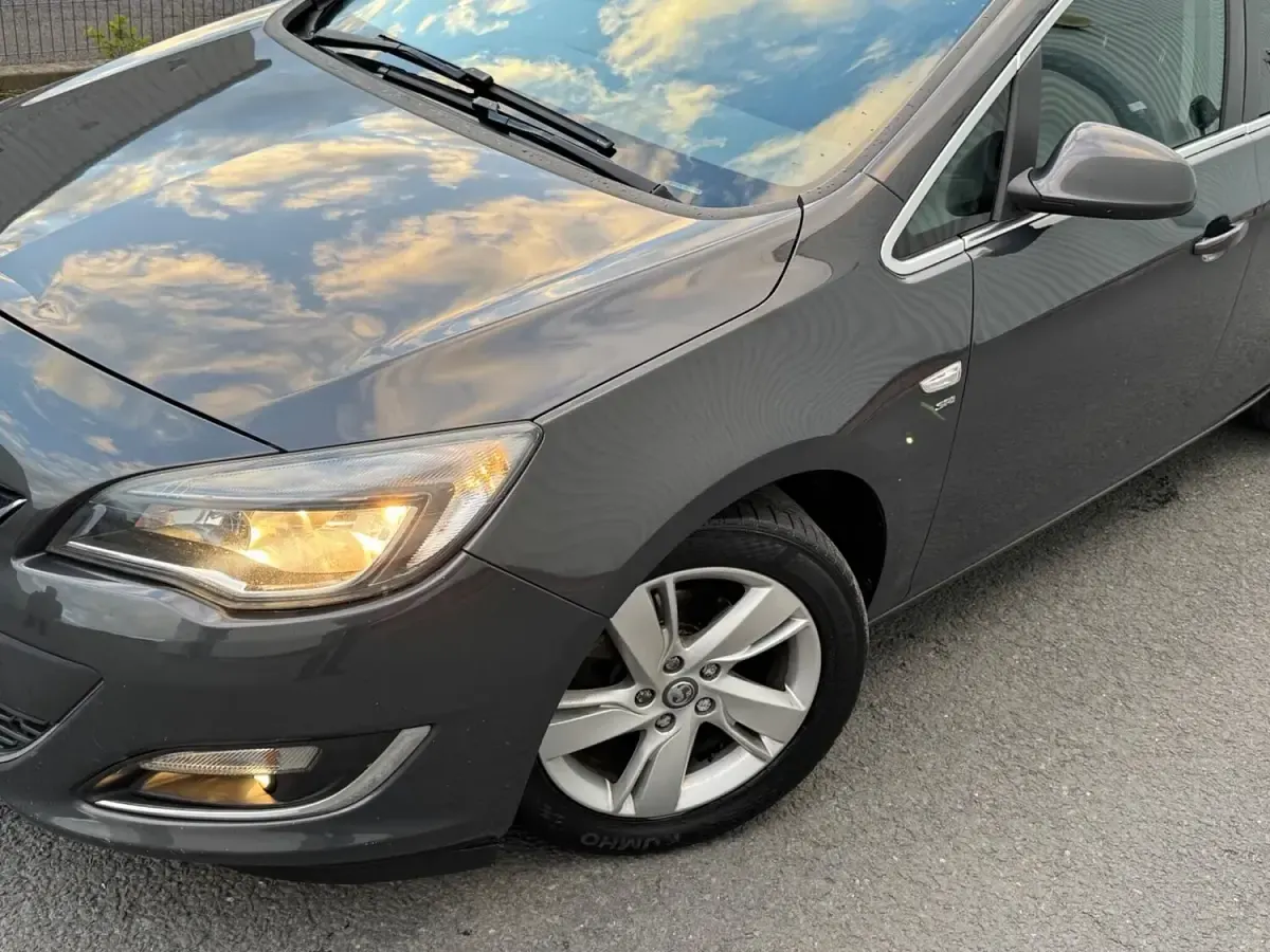 Used Vauxhall Astra SRi 136 HP (100 kW) 2015 Grey Estate