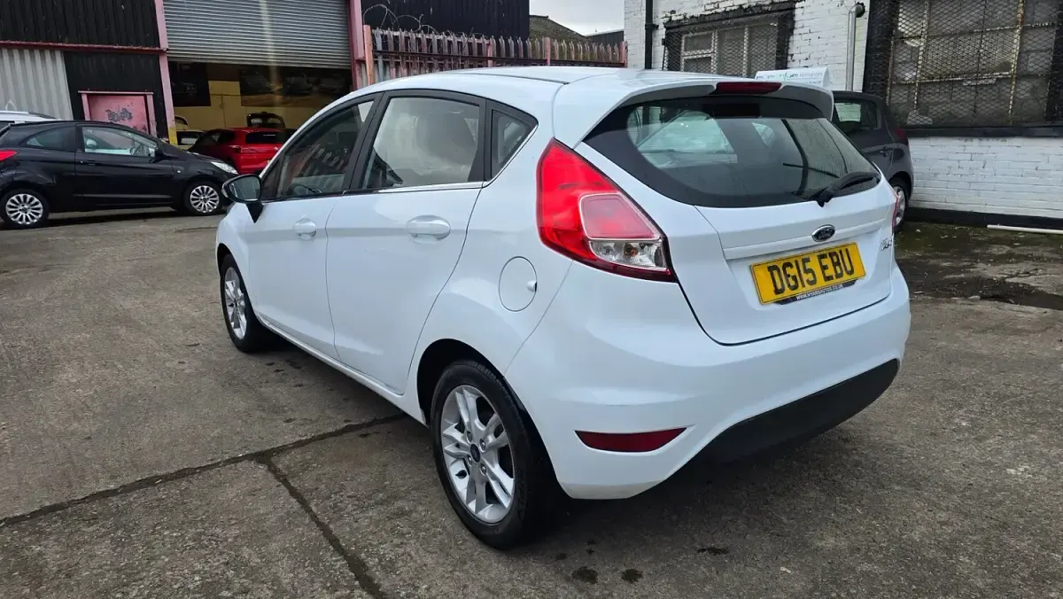 Used Ford Fiesta Zetec 82 HP (60 kW) 2015 White Hatchback