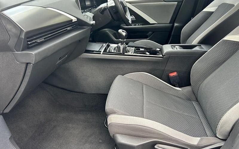 Used Vauxhall Astra Design Edition 131 HP (96 kW) 2025 Estate