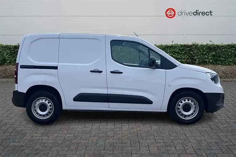 Used Vauxhall Combo 100 kW (136 HP) 2024 White MPV