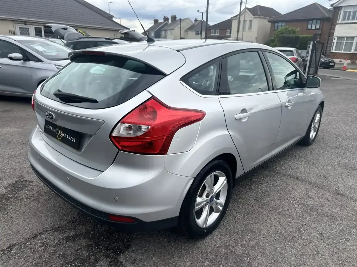 Używany Ford Focus Zetec 2012 Srebrny Hatchback