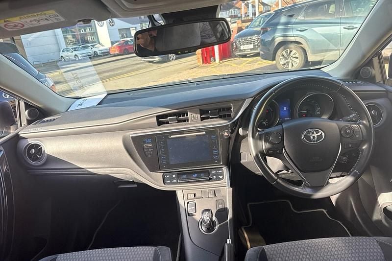 Used Toyota Auris Hybrid Design 134 HP (98 kW) 2018 Blue Hatchback