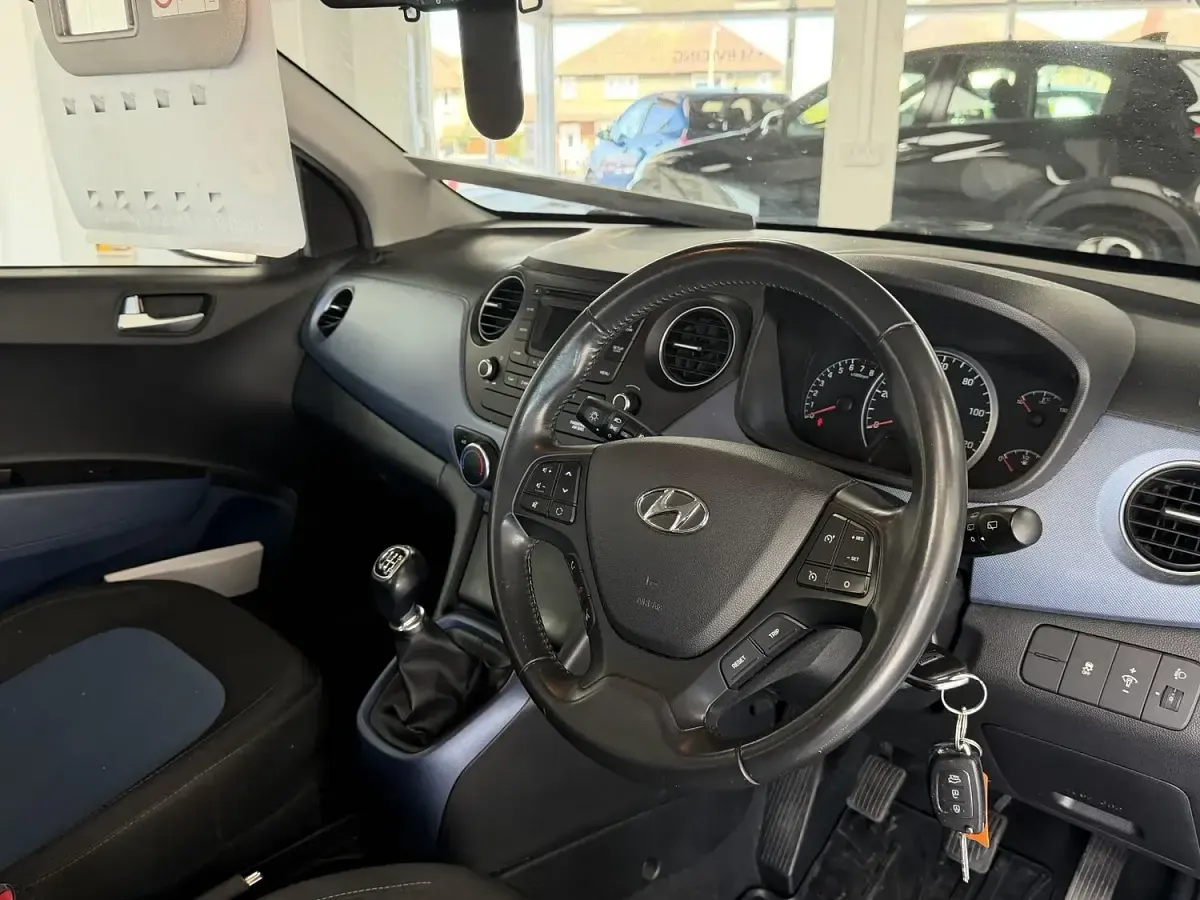Used Hyundai i10 Premium 87 HP (63 kW) 2015 White Hatchback