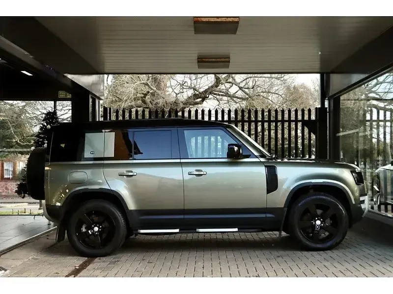 Usado Land Rover Defender First Edition 240 HP (176 kW) 2020 Verde SUV
