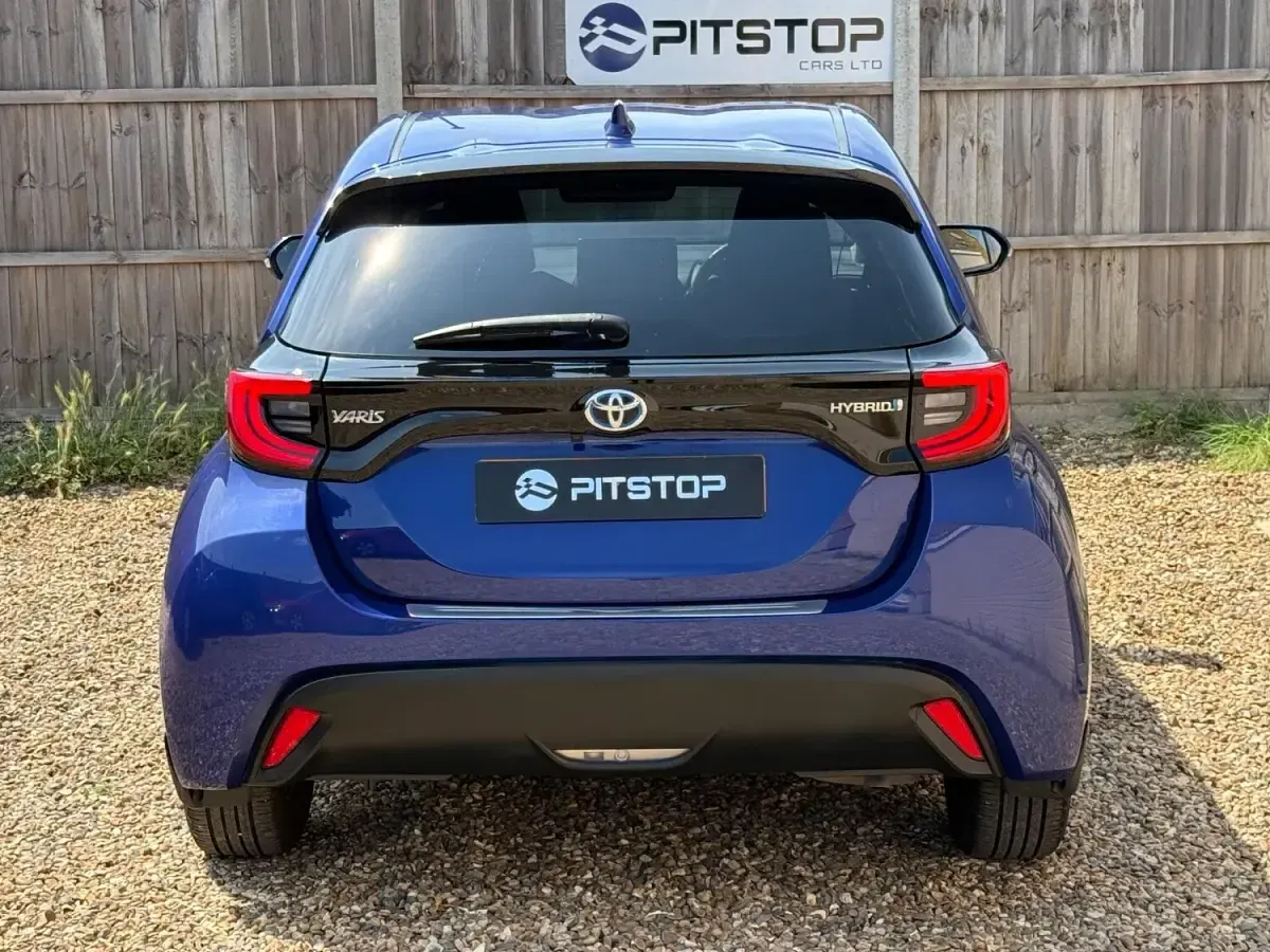 Used Toyota Yaris Design 91 HP (66 kW) 2020 Blue Hatchback