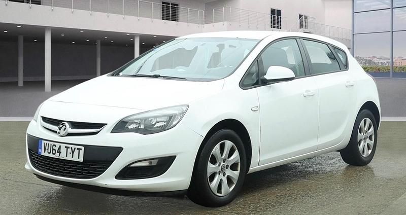 Used Vauxhall Astra Design Edition 136 HP (100 kW) 2014 White Hatchback