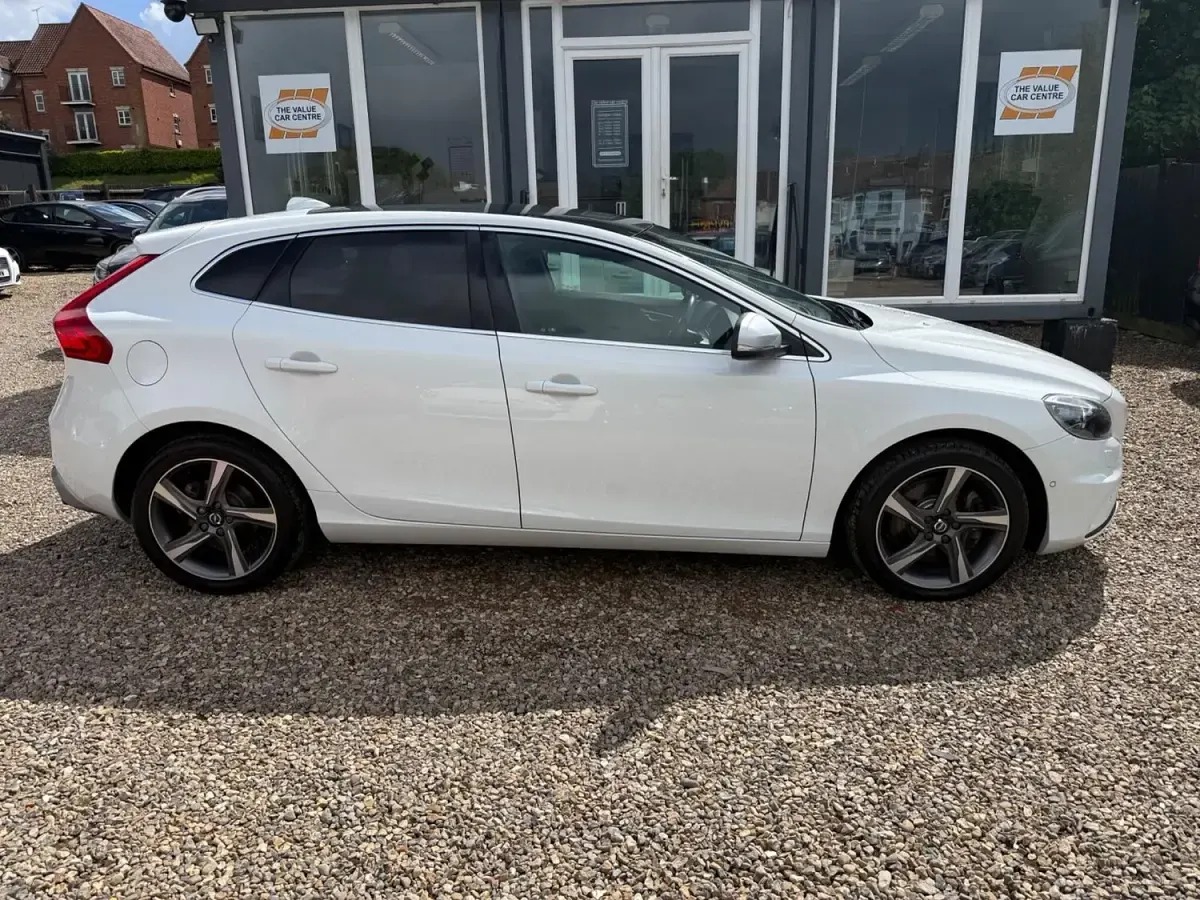 Used Volvo V40 R-Design 120 HP (88 kW) 2015 White Hatchback