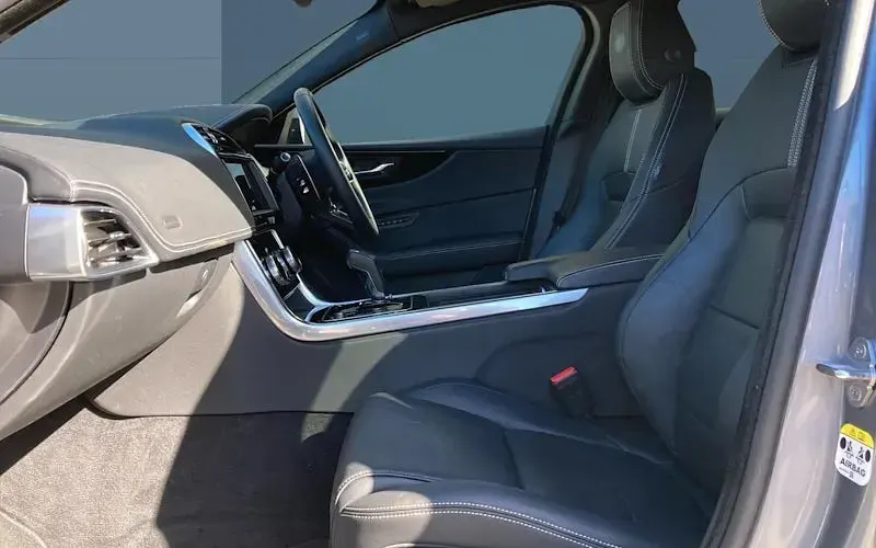 Gebraucht Jaguar XE R-Dynamic 204 PS (150 kW) 2023 Grau Limousine