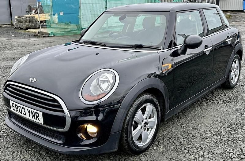 Begagnad Mini Cooper Hatch 2016 Svart Halvkombi