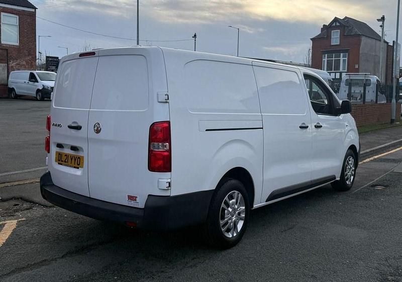 Second-hand Vauxhall Vivaro 100 CP (73 kW) 2021 Alb Monovolum