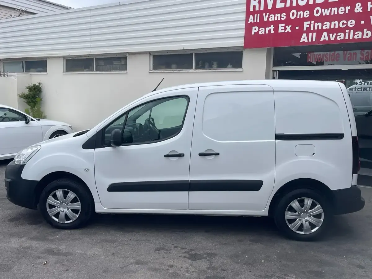 Used Citroën Berlingo 100 HP (73 kW) 2018 White MPV