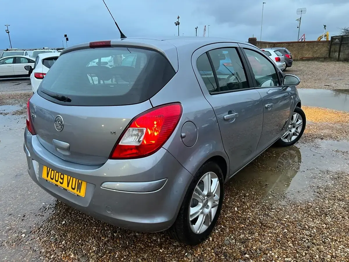 Used Vauxhall Corsa Design Edition 90 HP (66 kW) 2009 Silver Hatchback