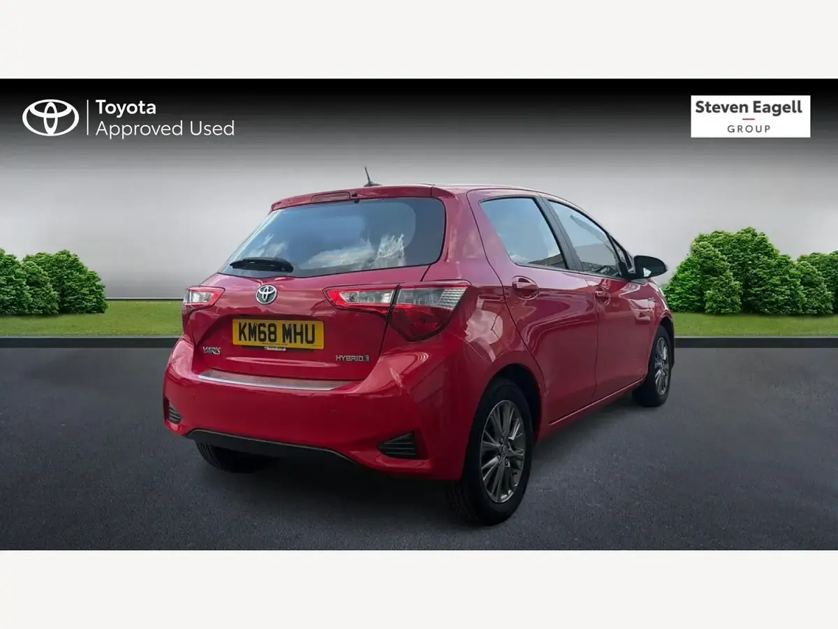 Used Toyota Yaris 100 HP (73 kW) 2018 Red Hatchback