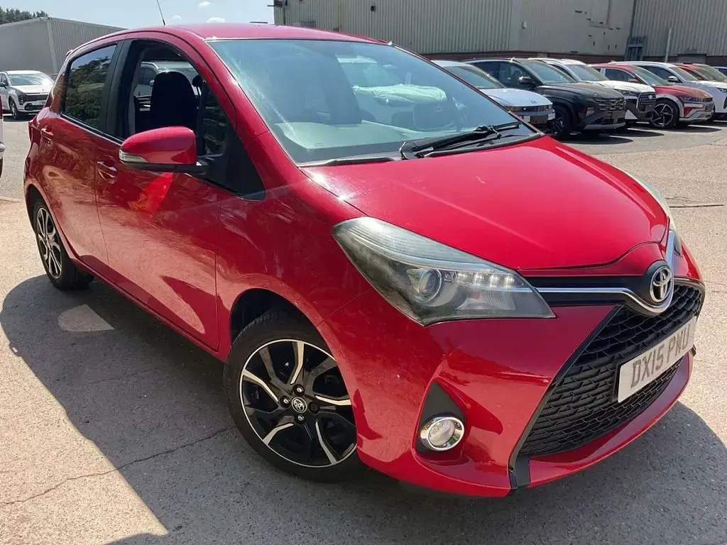 Used Toyota Yaris Sport 99 HP (72 kW) 2015 Red Hatchback