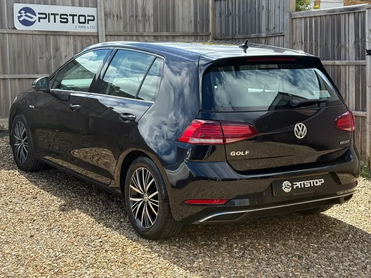Used VW Golf VII SE 130 HP (95 kW) 2018 Black Hatchback