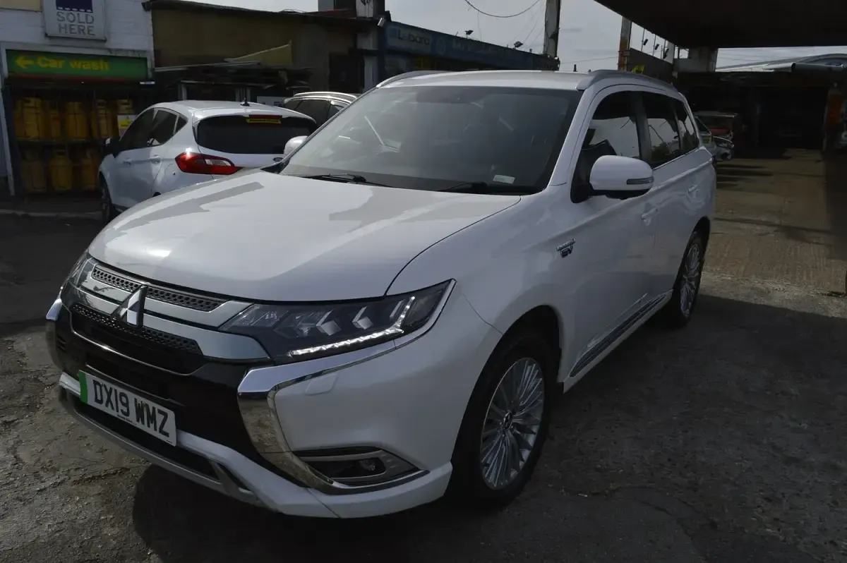 Used Mitsubishi Outlander P-HEV 2019 White Estate