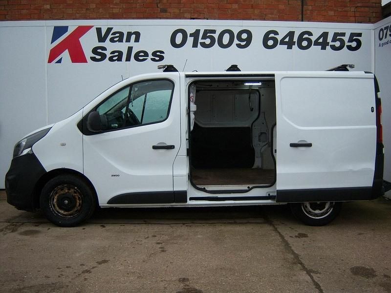 Used Vauxhall Vivaro 90 HP (66 kW) 2016 White MPV