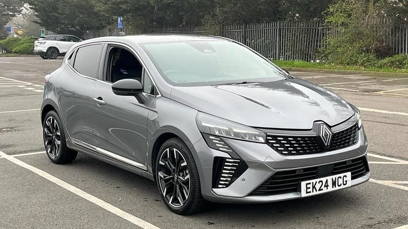 Used Renault Clio V Techno 90 HP (66 kW) 2024 Metallic  shadow grey  Hatchback