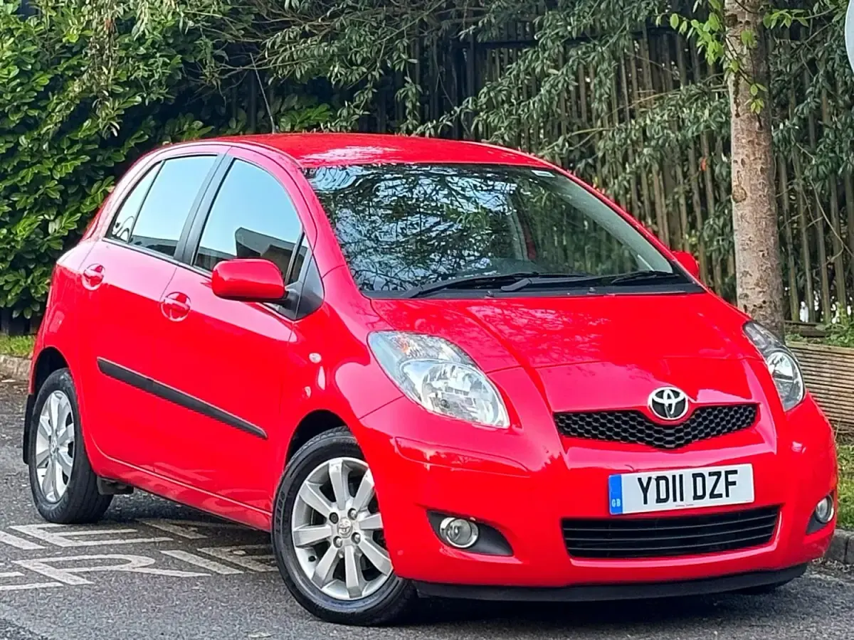 Begagnad Toyota Yaris 2011 Röd Halvkombi